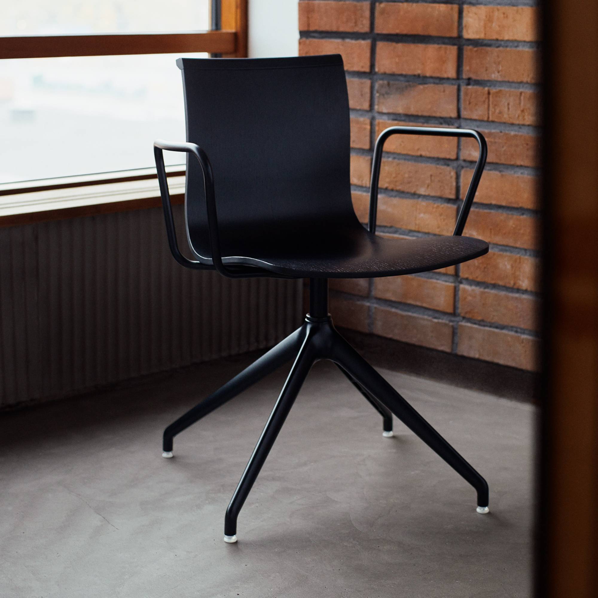 Serif Chair: 4 Star Base