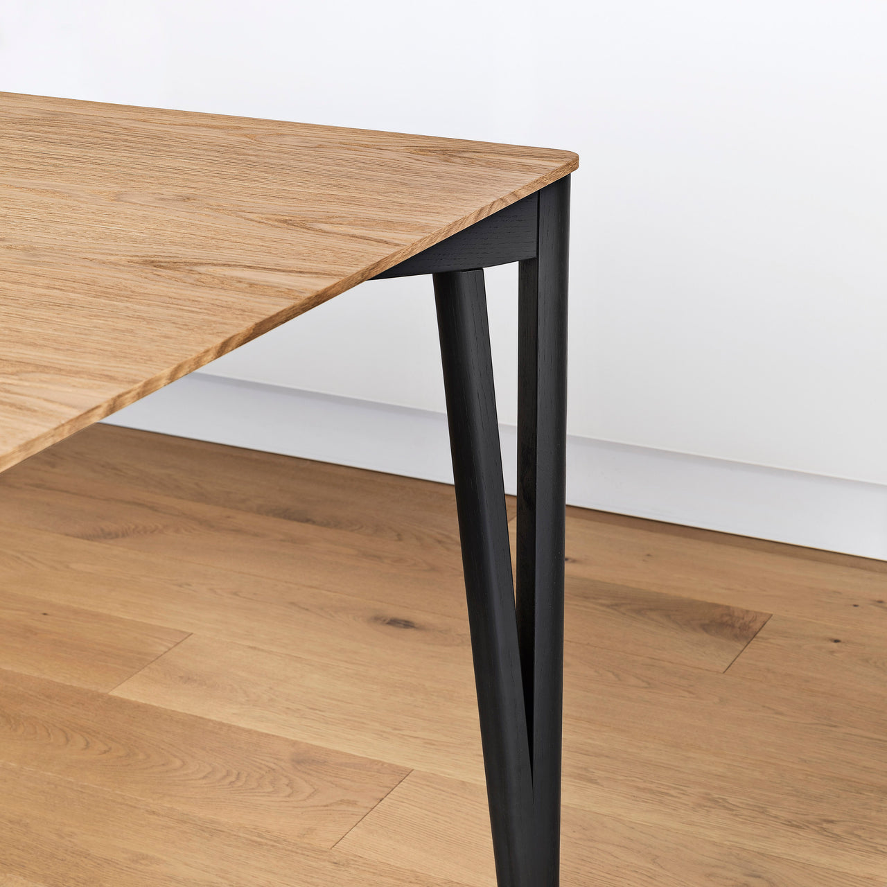 Decapo Dining Table: Medium