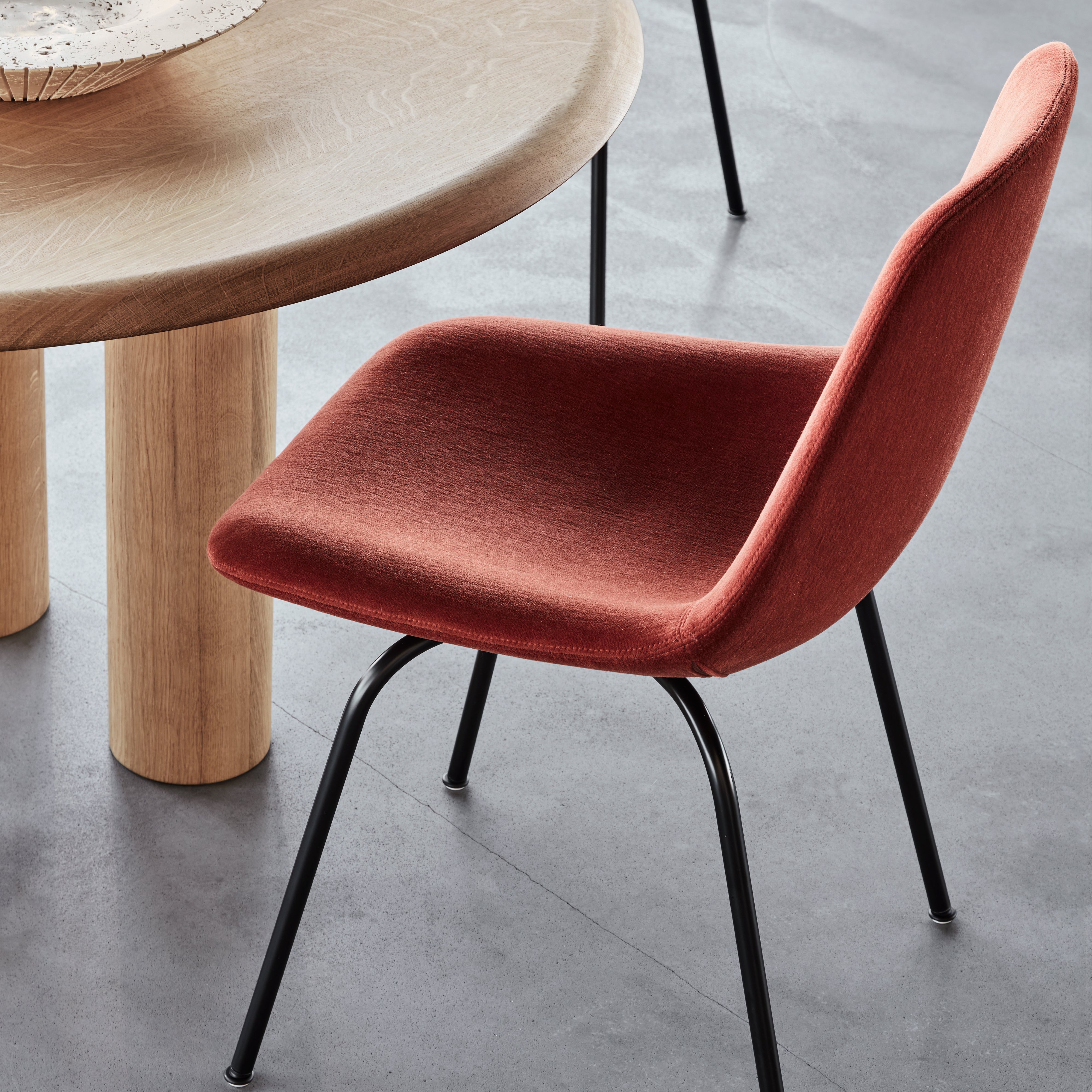 Eyes Tube Base Chair