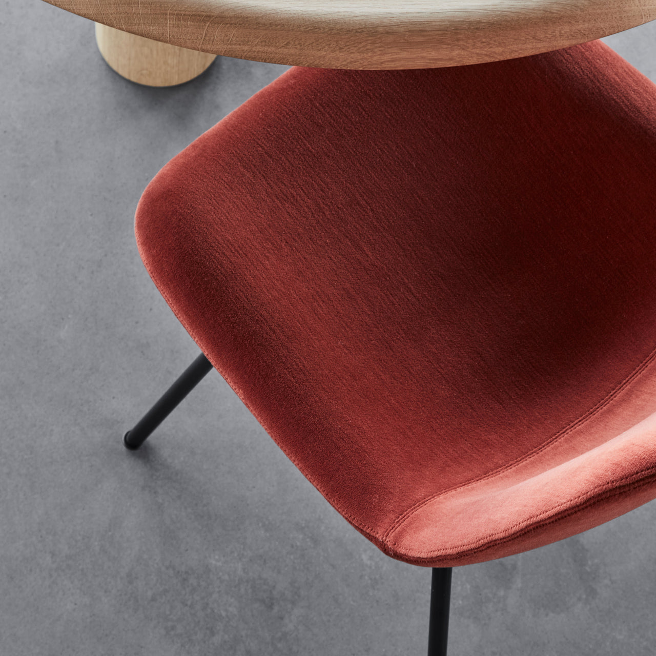 Eyes Tube Base Chair