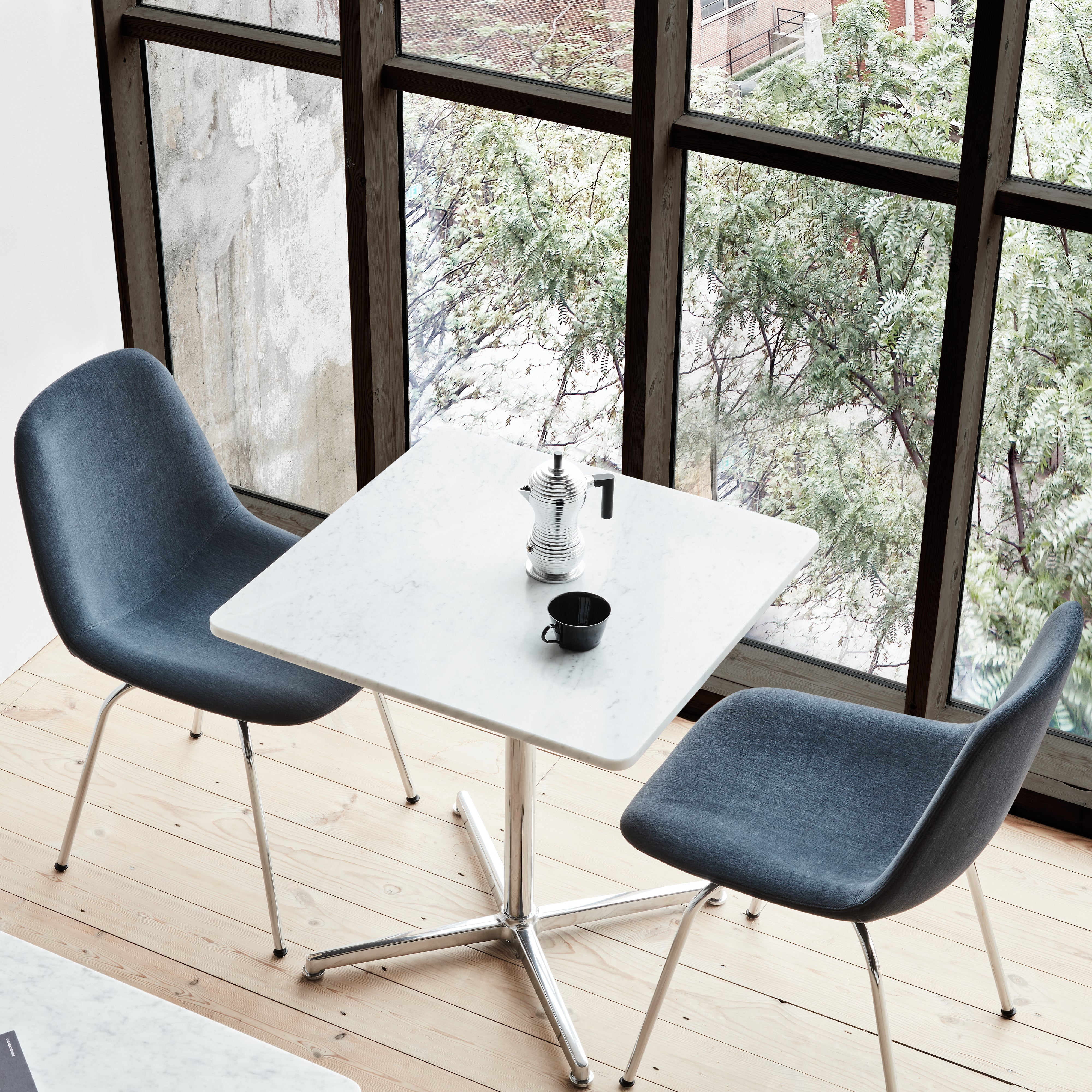 Eyes Tube Base Chair