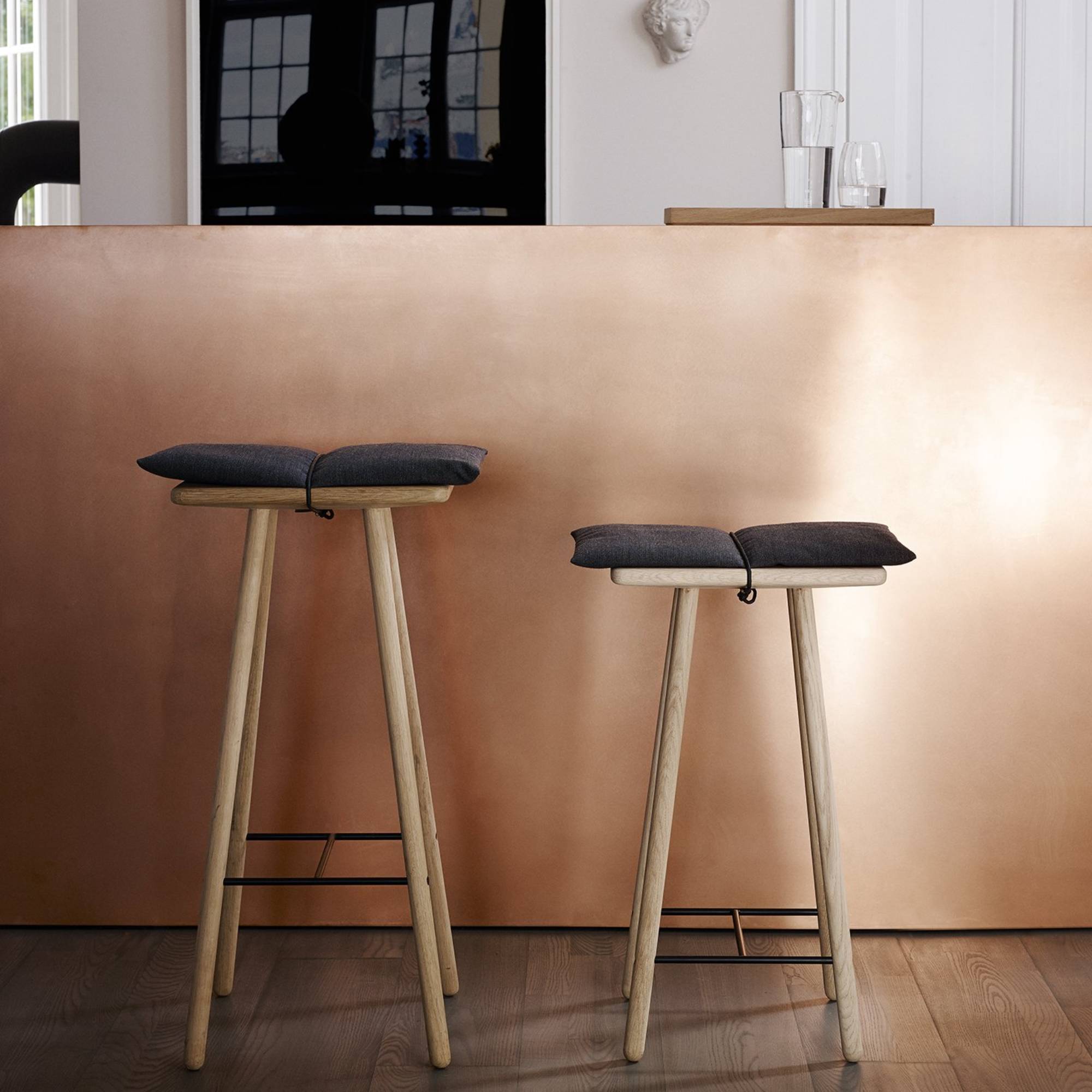 Georg Bar Stool: LS