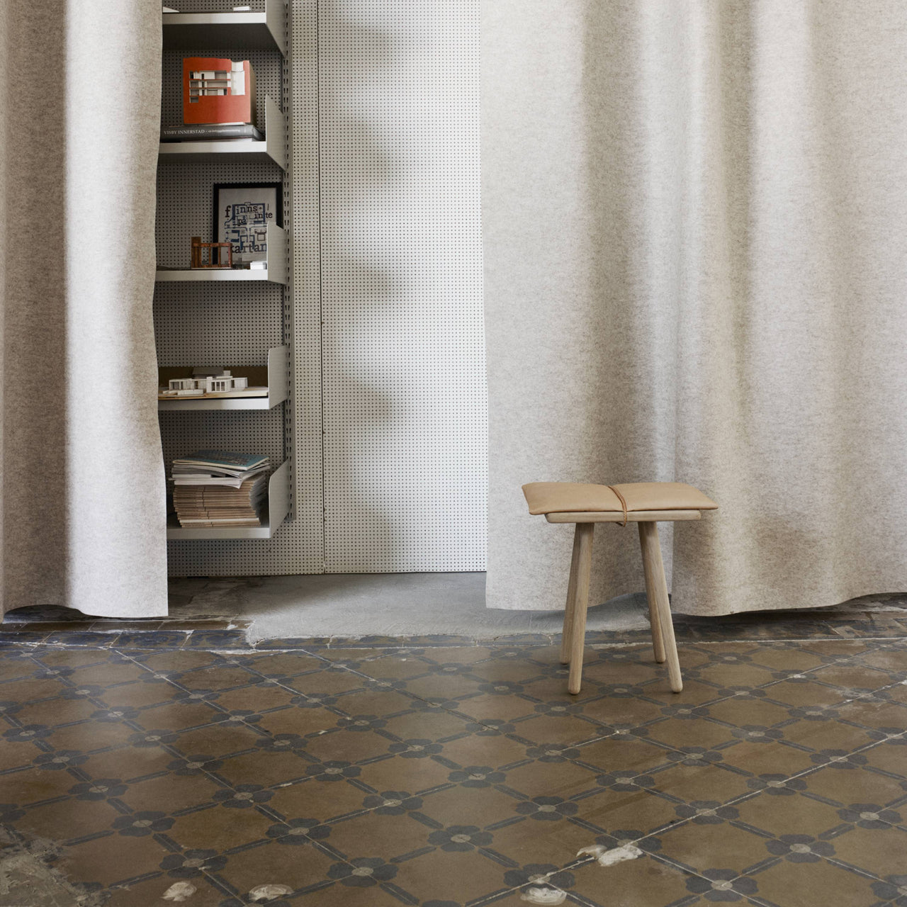 Georg Jubilee Stool: LS