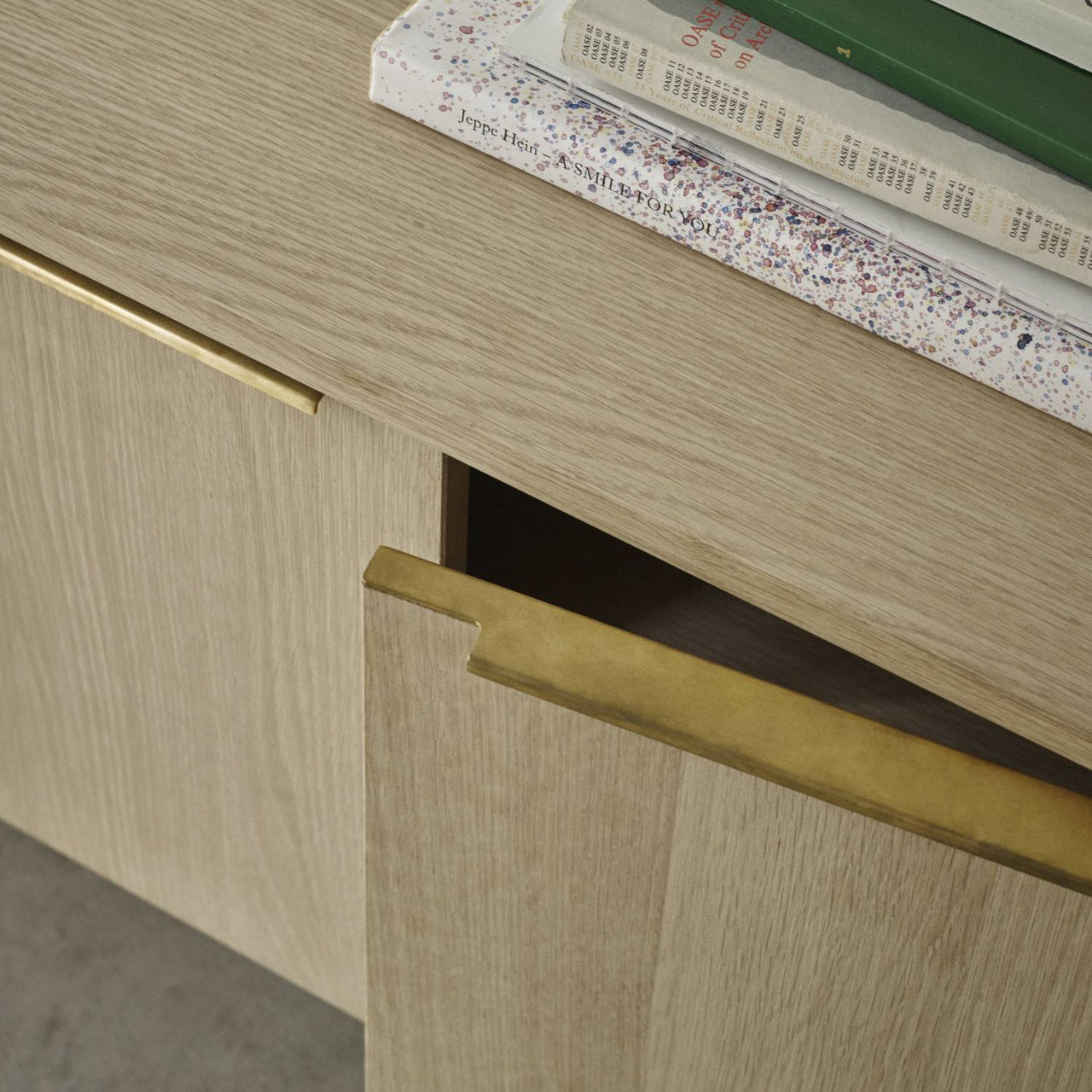 Jut Cabinet: DI