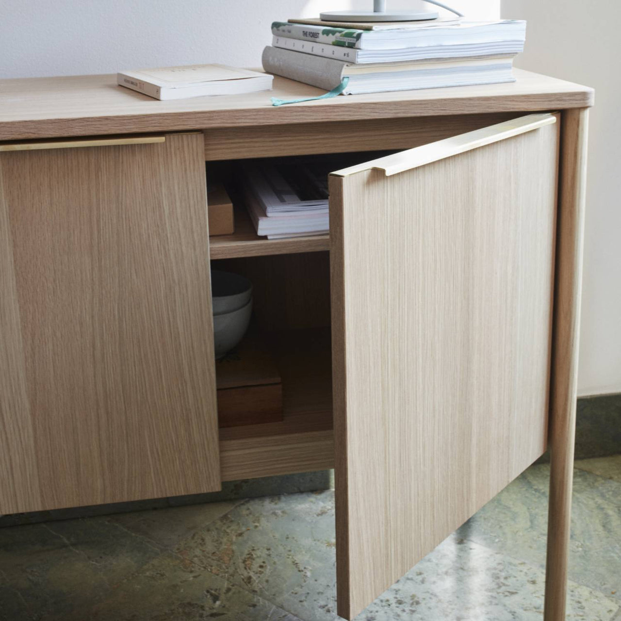 Jut Cabinet: DI