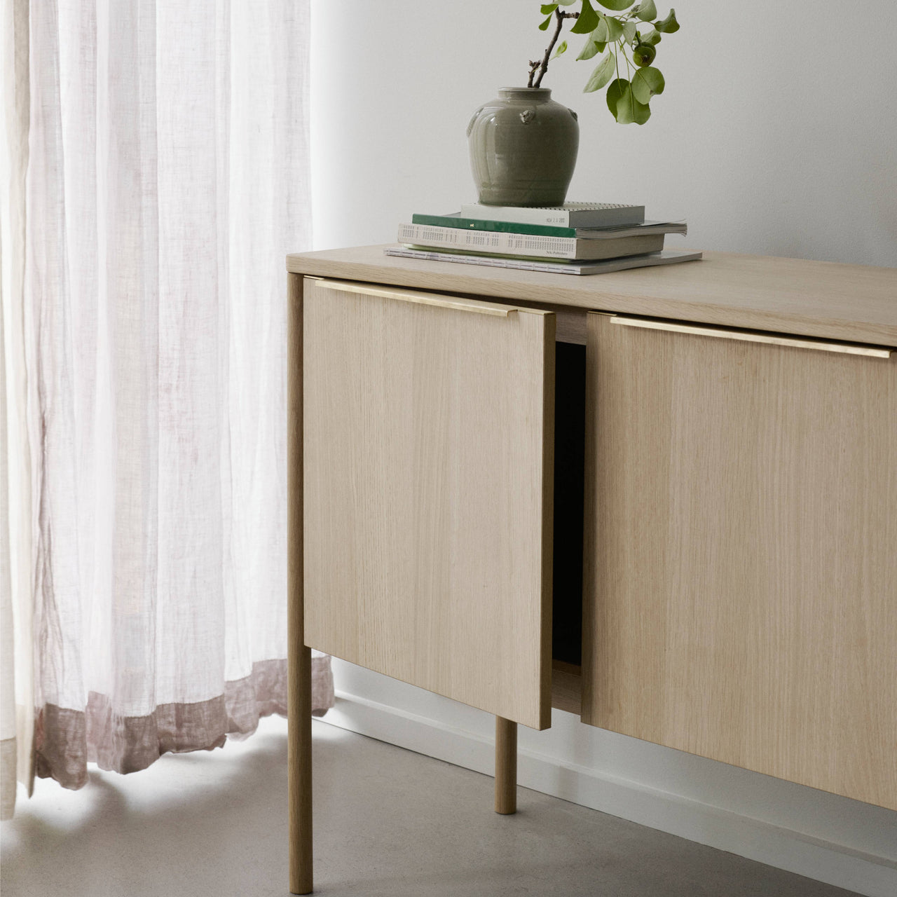 Jut Cabinet: DI
