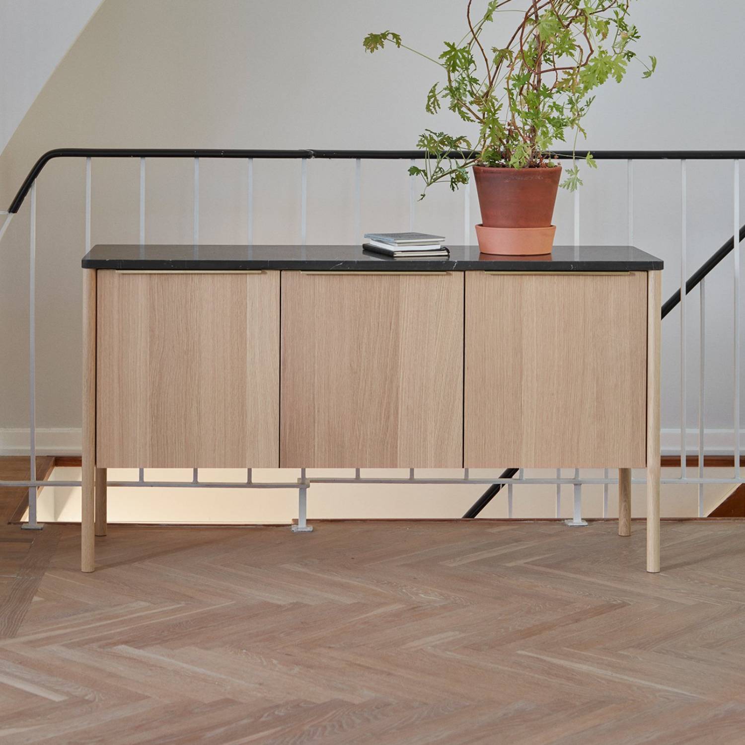 Jut Cabinet: LS