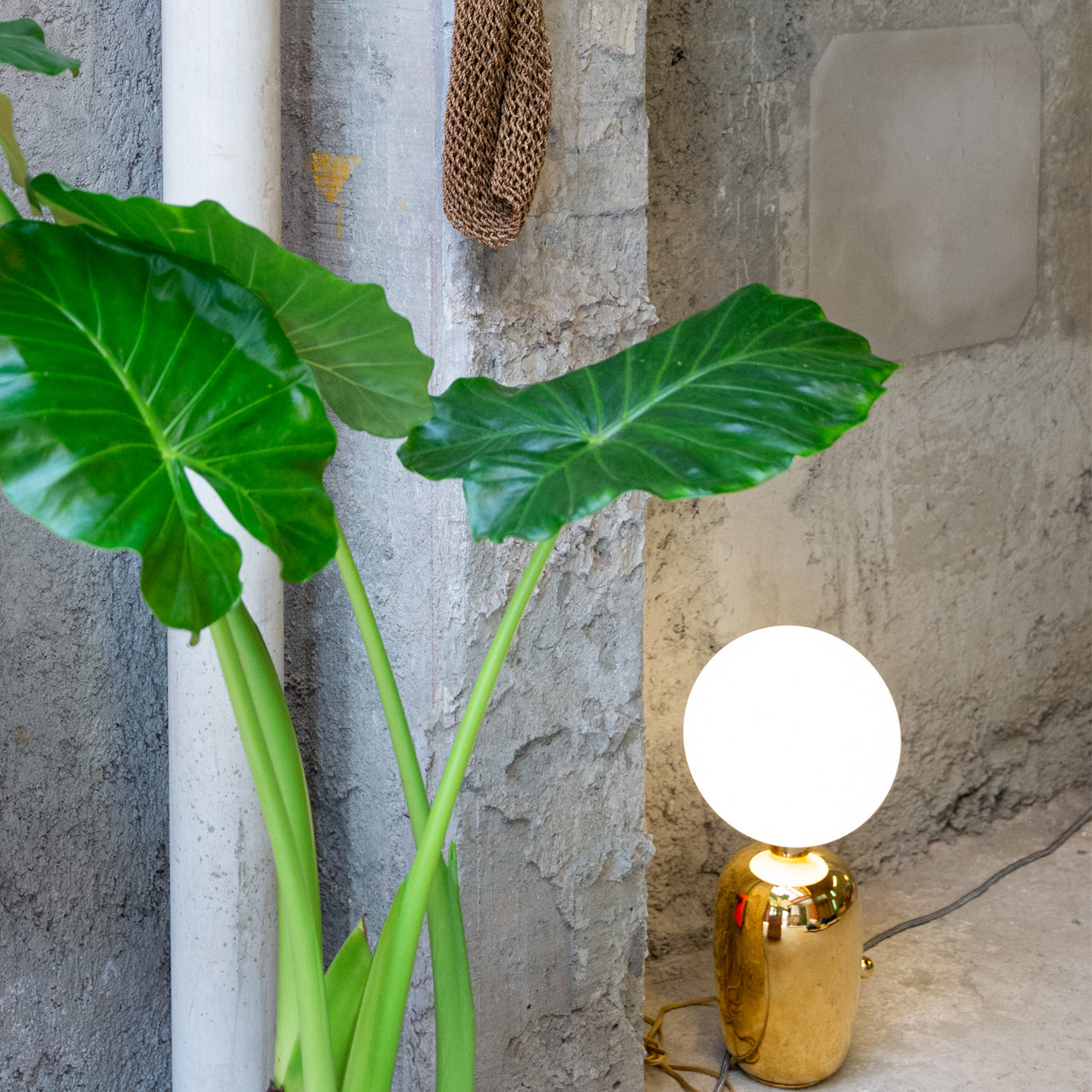 Aballs Table Lamp