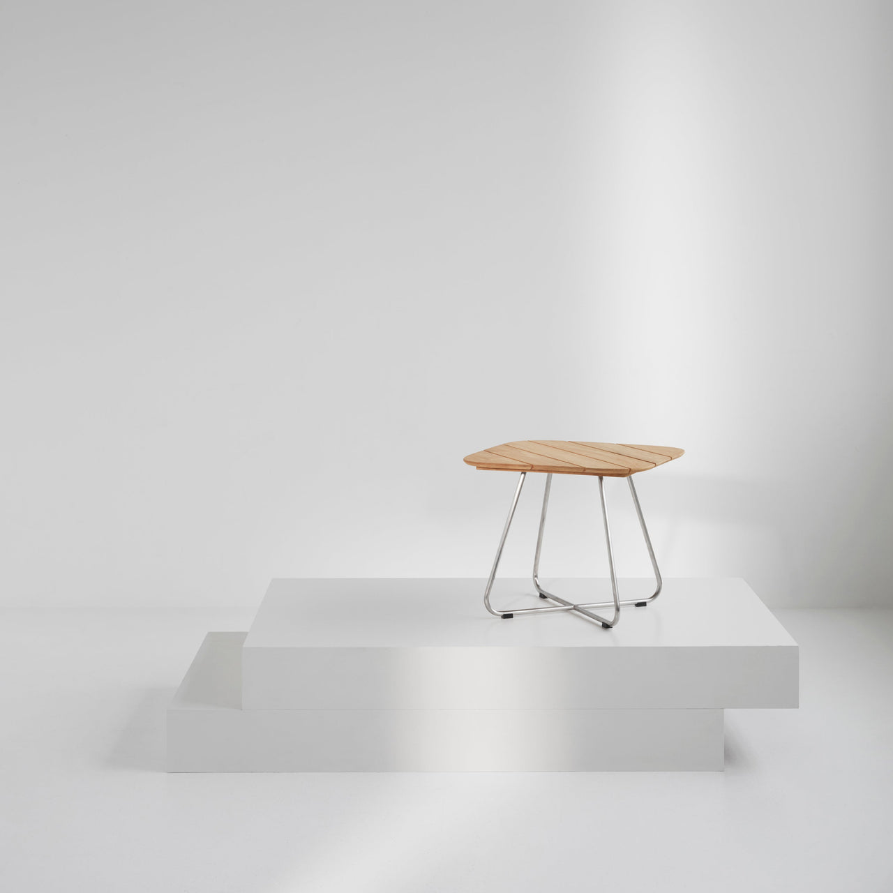 Lilium Lounge Table: LS