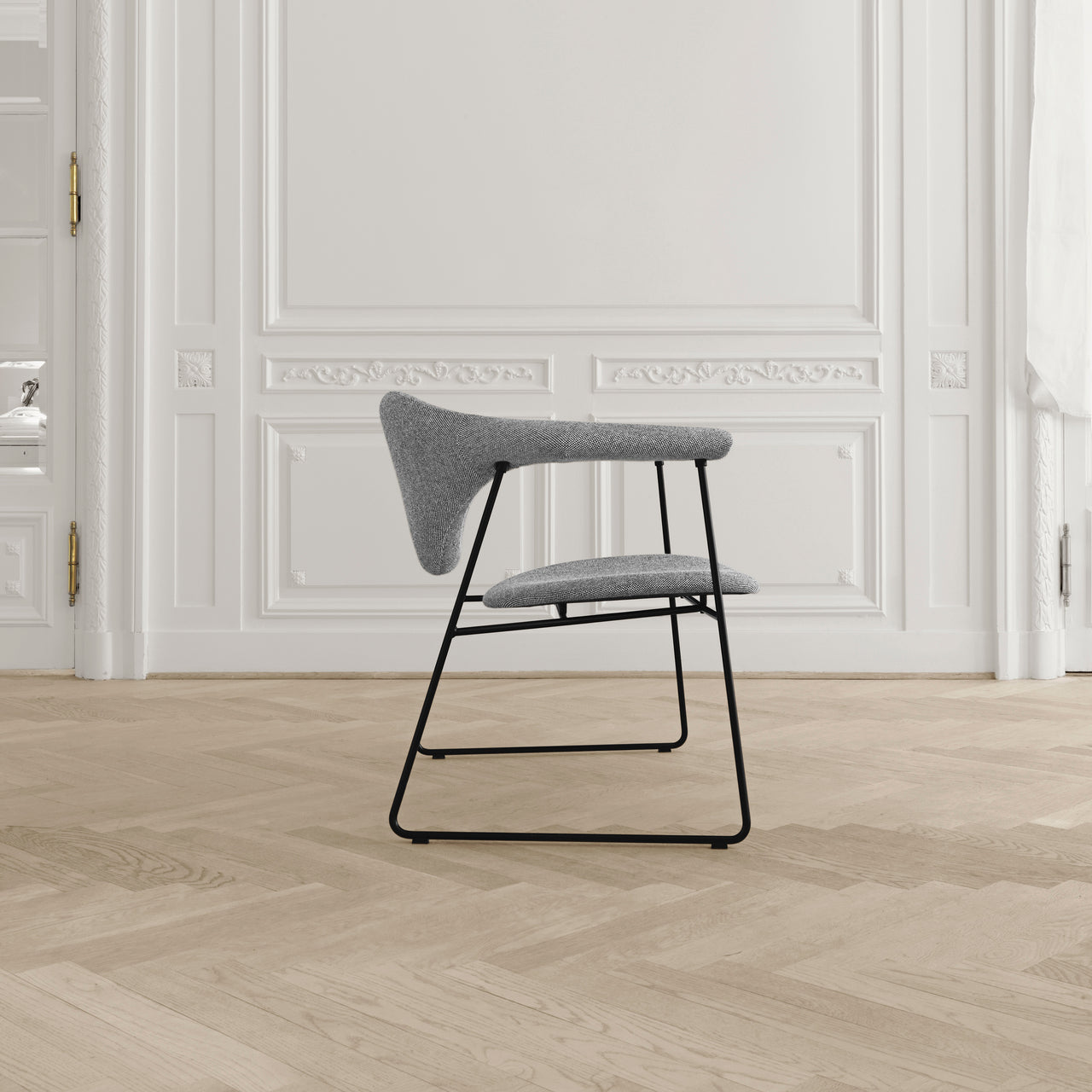 Masculo Dining Chair: Sledge Base