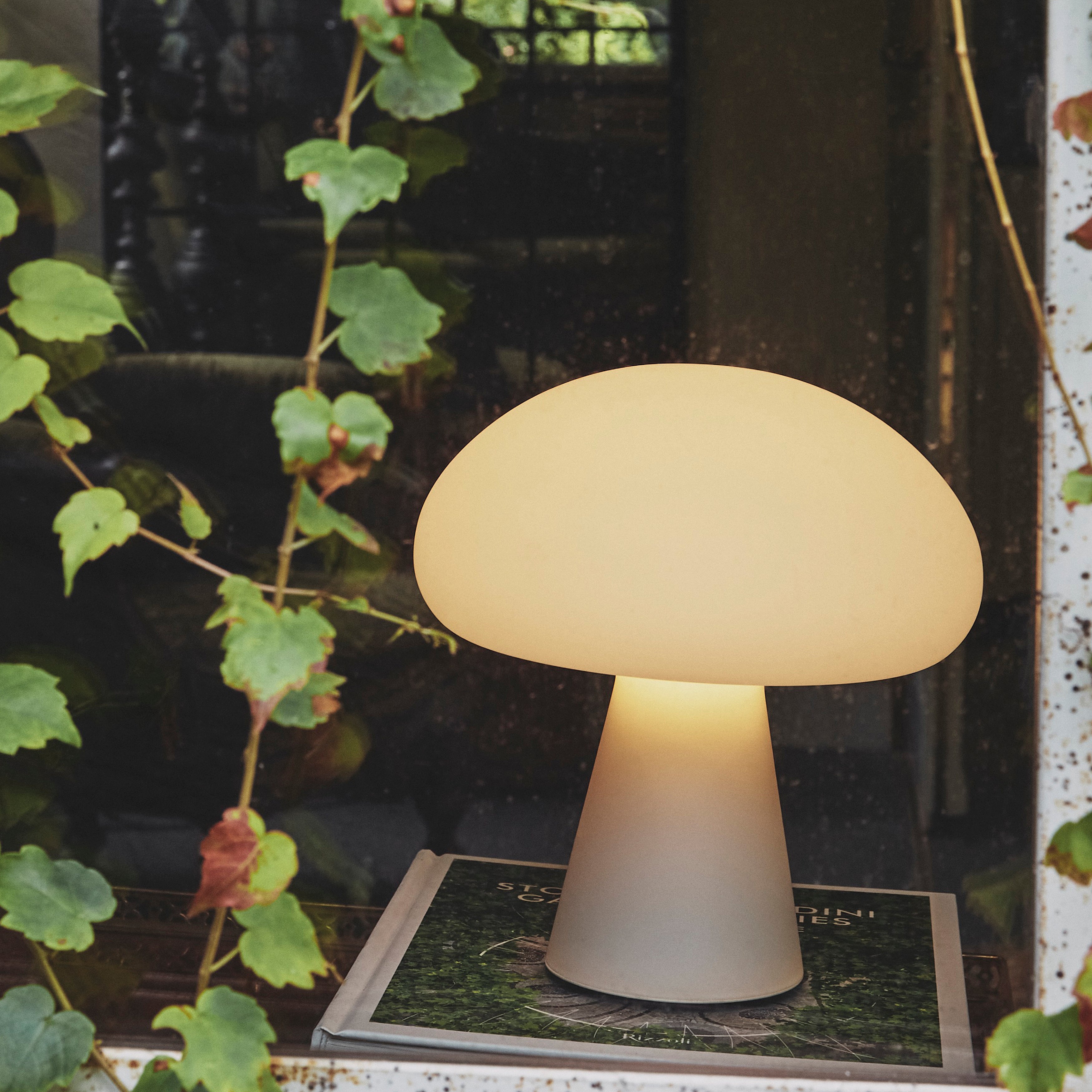 Obello Table Lamp: Outdoor