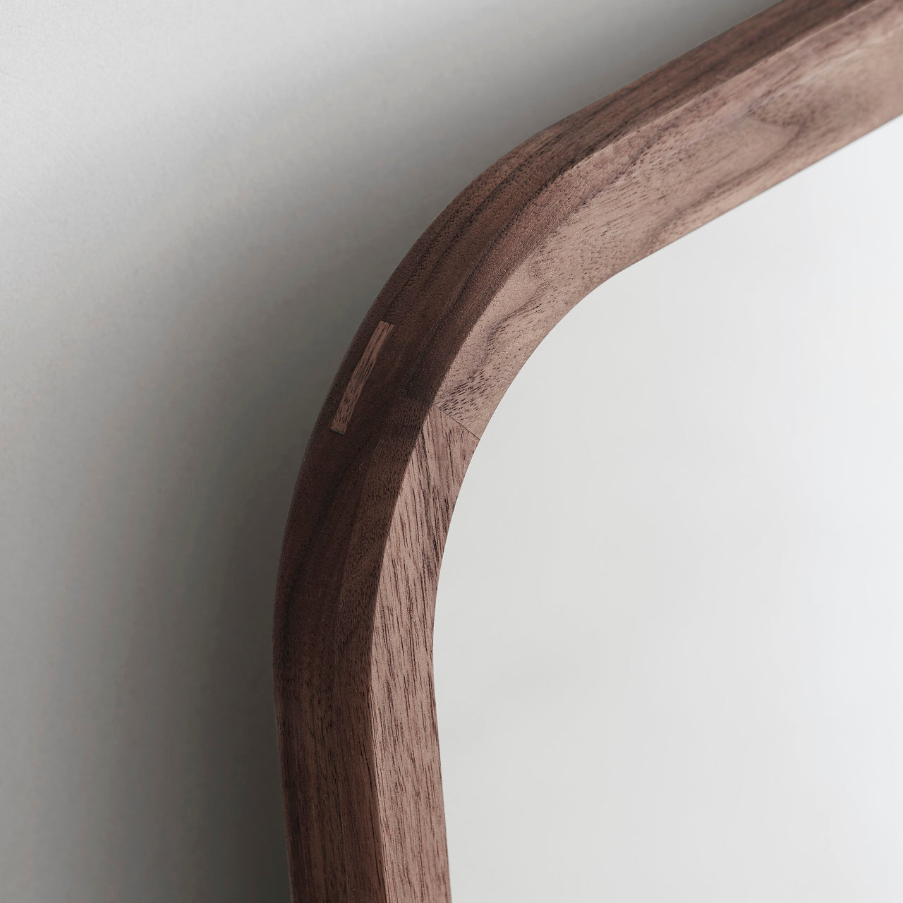 Silhouette Mirror: DI