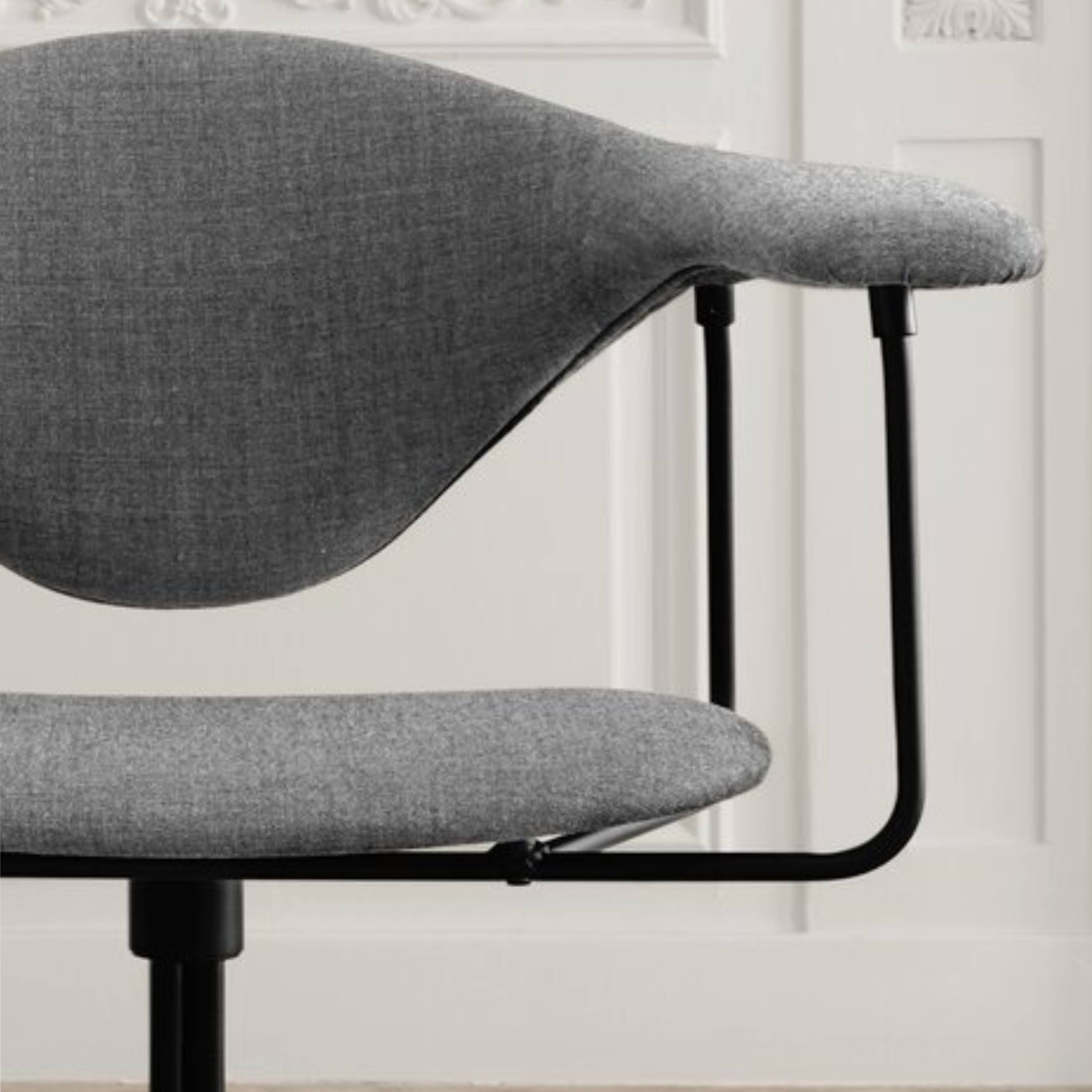 Masculo Meeting Chair: Swivel Base