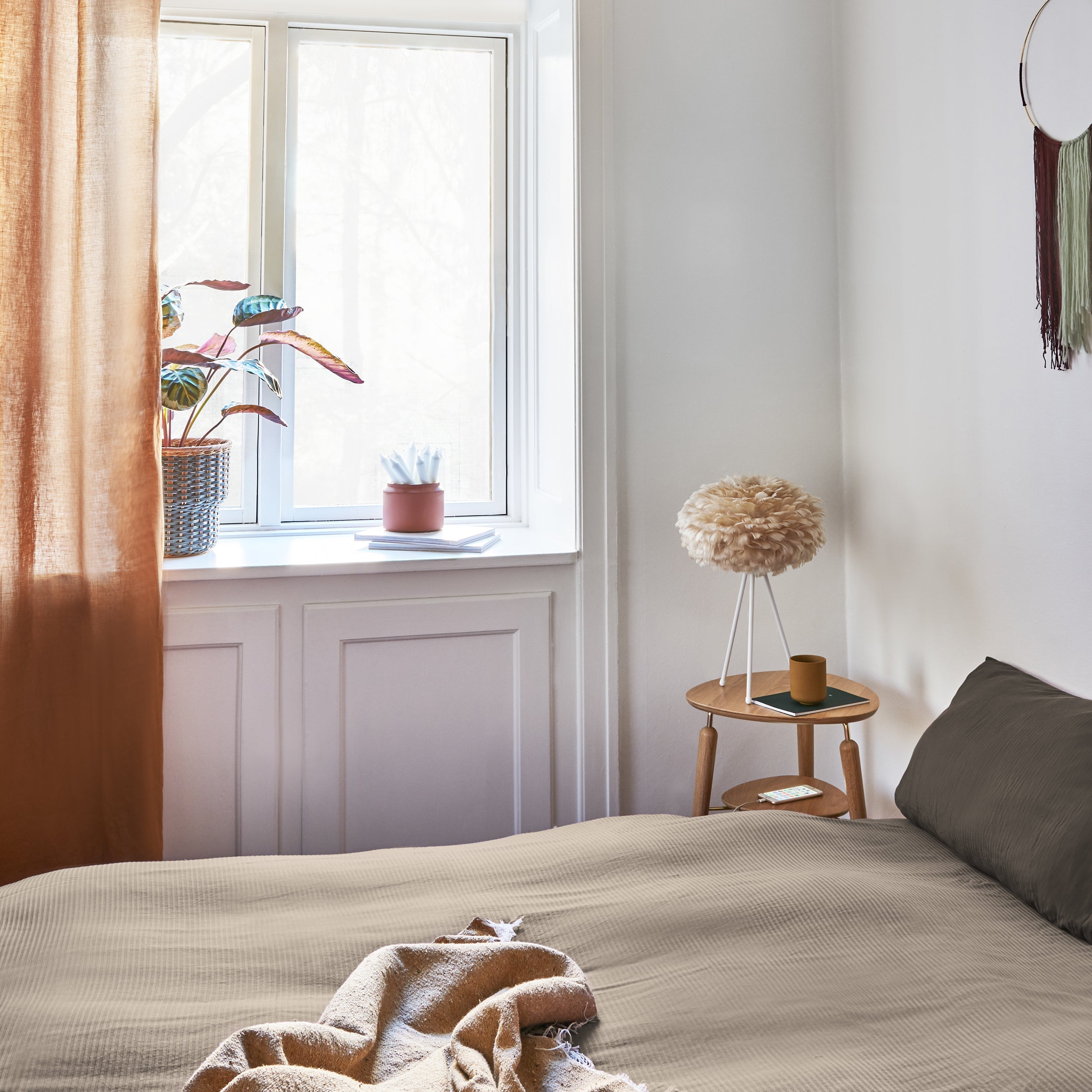 Eos Tripod Table Lamp