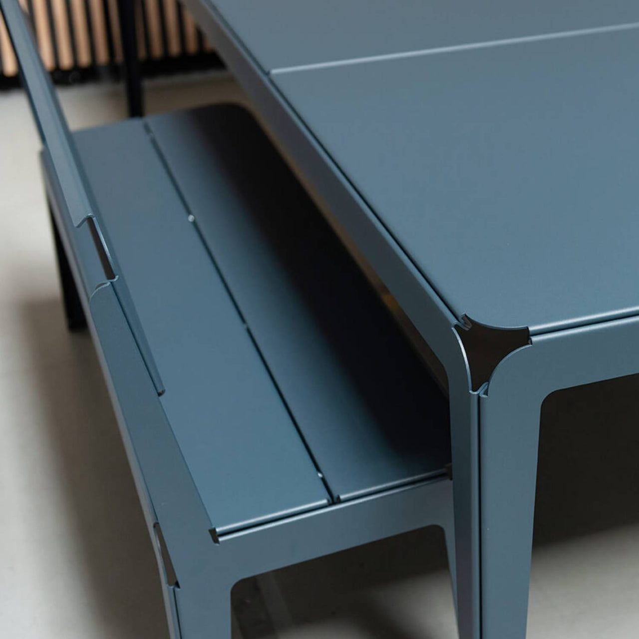 Bended Table: Outdoor